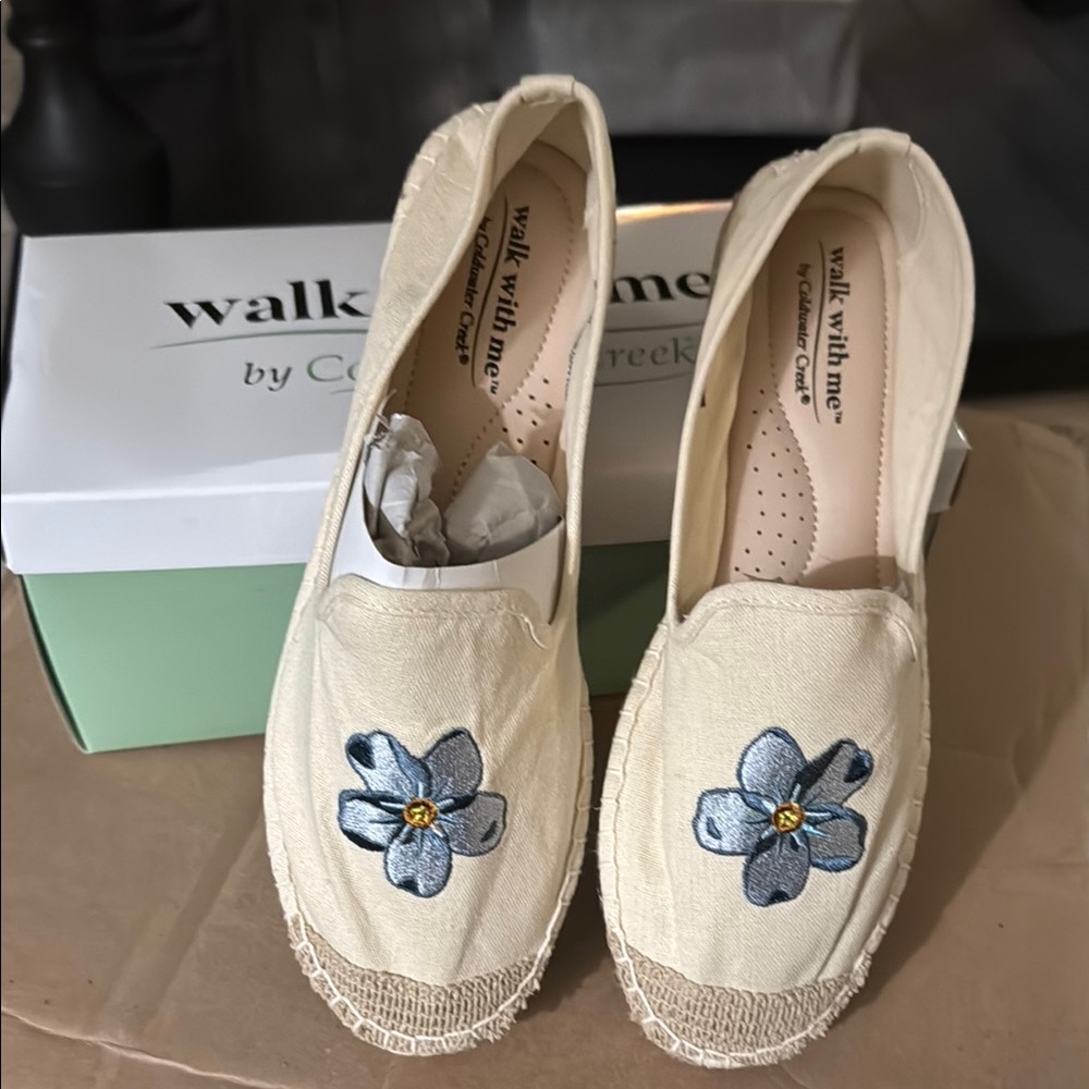 NIB Coldwater Creek Beige Espadrilles w/Blue Flower SZ 6.5 Wide RUN LARGER